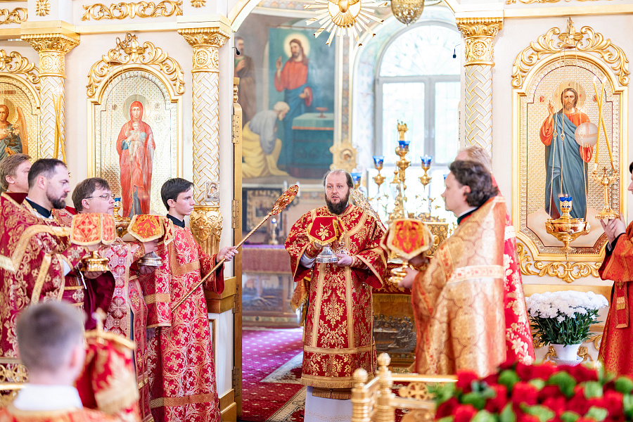 Божественная литургия во Всехсвятском храме города Серпухова
